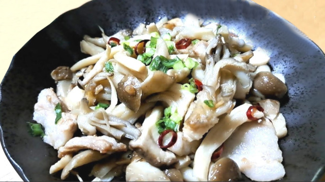 きのこの酒蒸し(Sake steamed mushrooms)